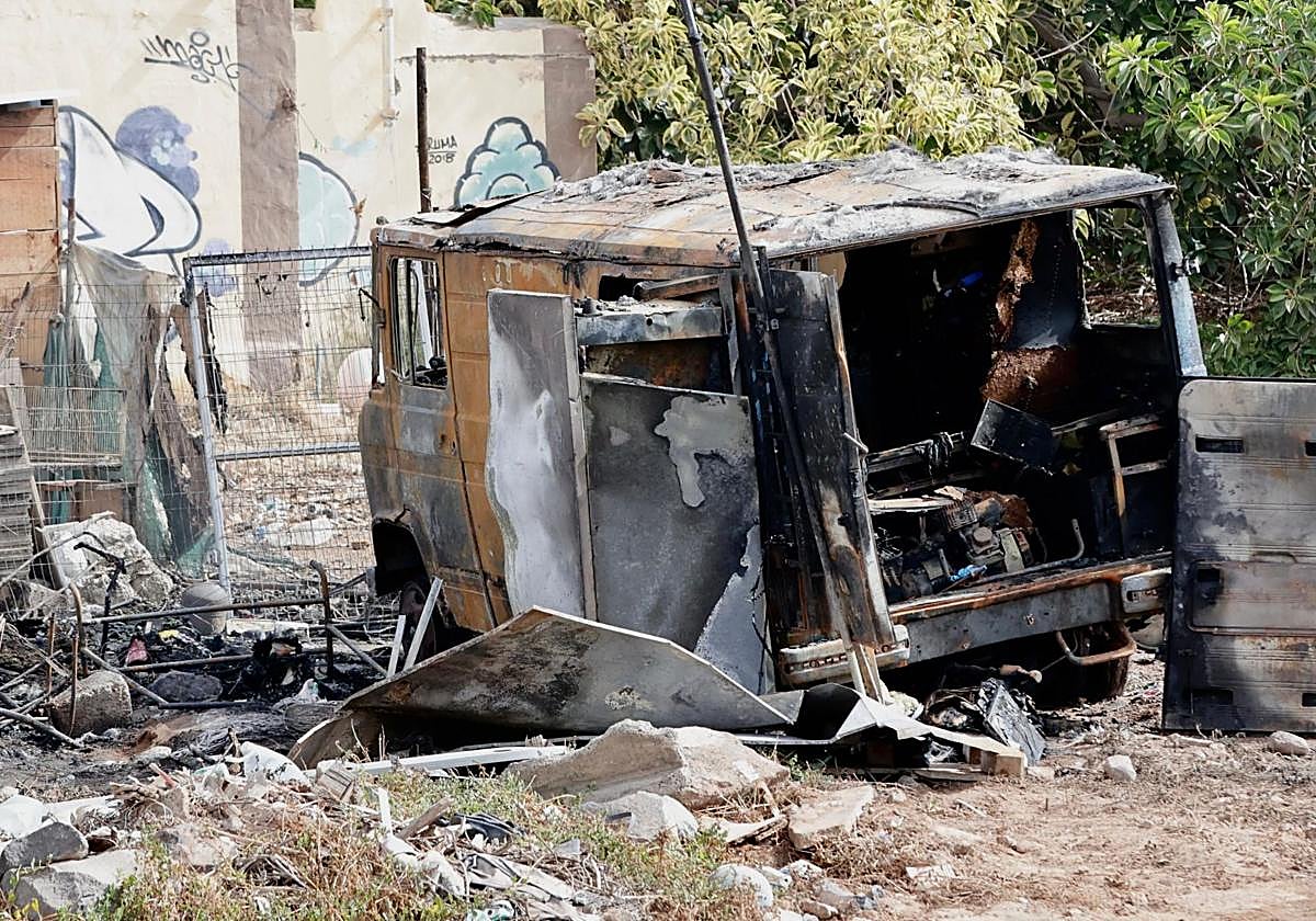 Imagen del furgón carbonizado.