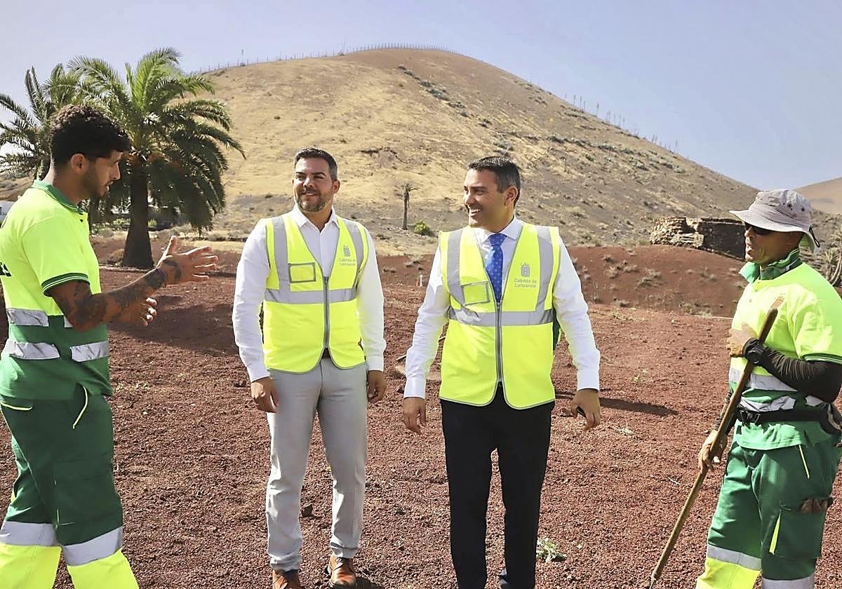 Jacobo Medina y Oswaldo Betancort, en una obra viaria reciente.