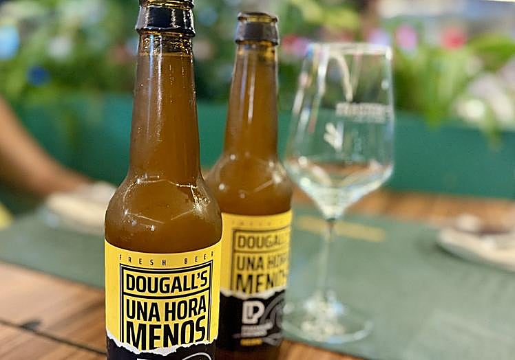 Botellín de la cerveza «Una Hora Menos».