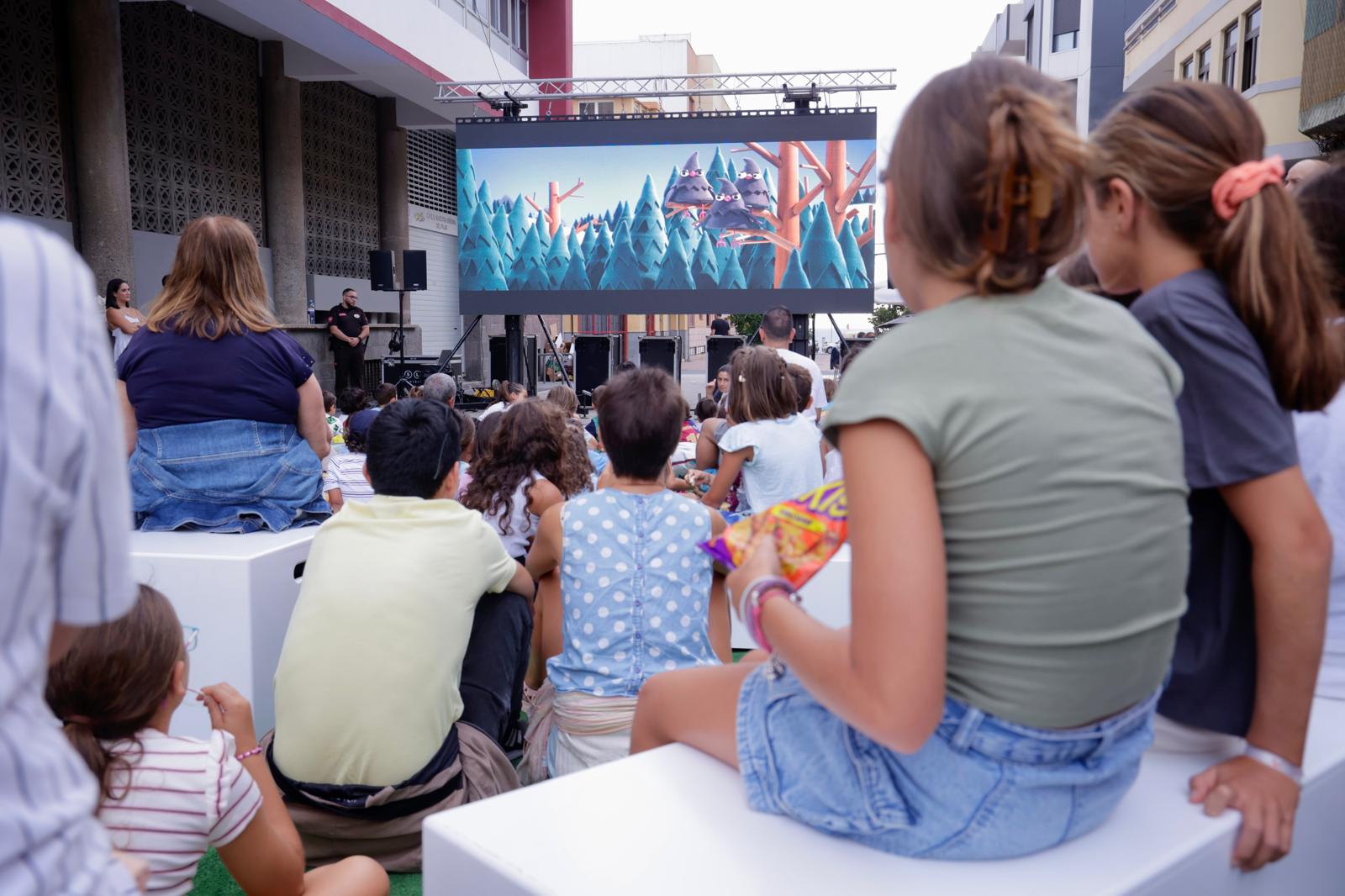 El &#039;Cine de Verano&#039; llena la Plaza del Pilar en Guanarteme