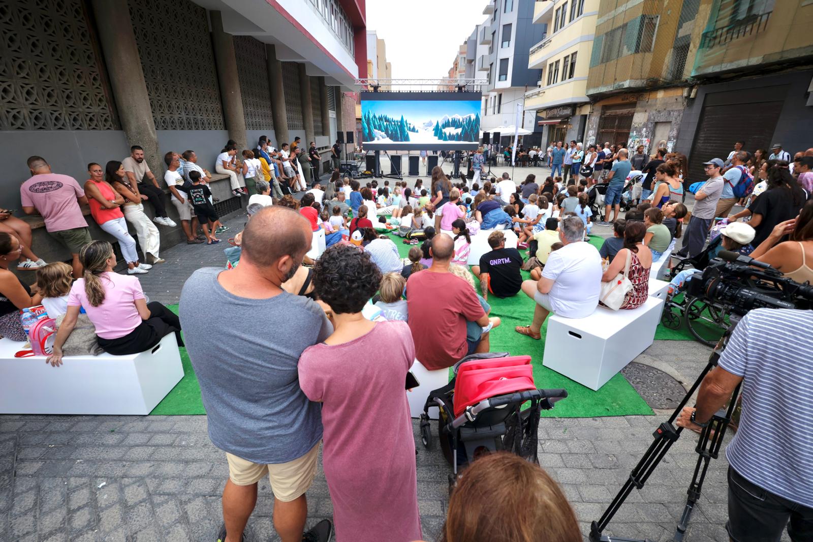 El &#039;Cine de Verano&#039; llena la Plaza del Pilar en Guanarteme