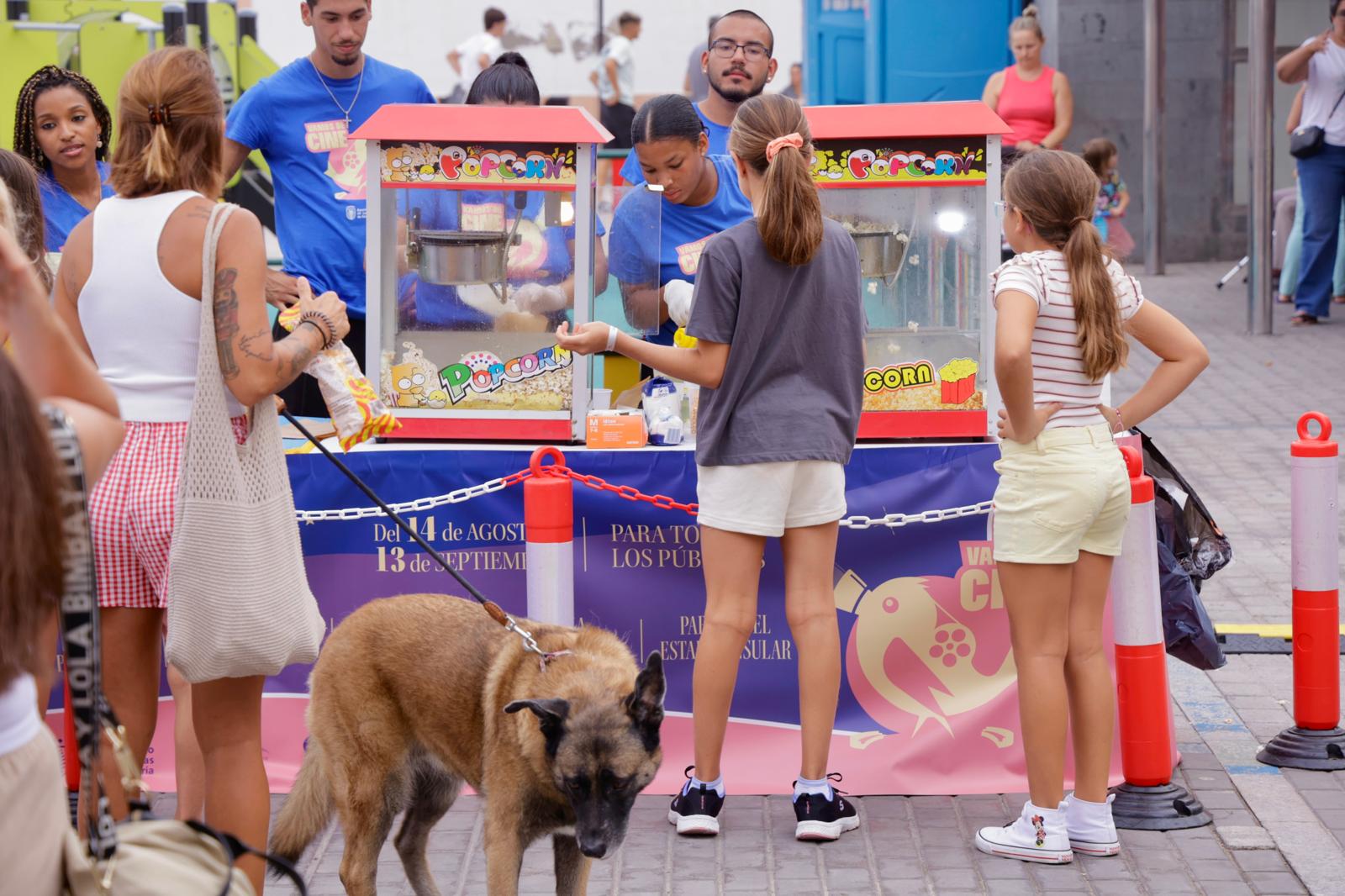 El &#039;Cine de Verano&#039; llena la Plaza del Pilar en Guanarteme