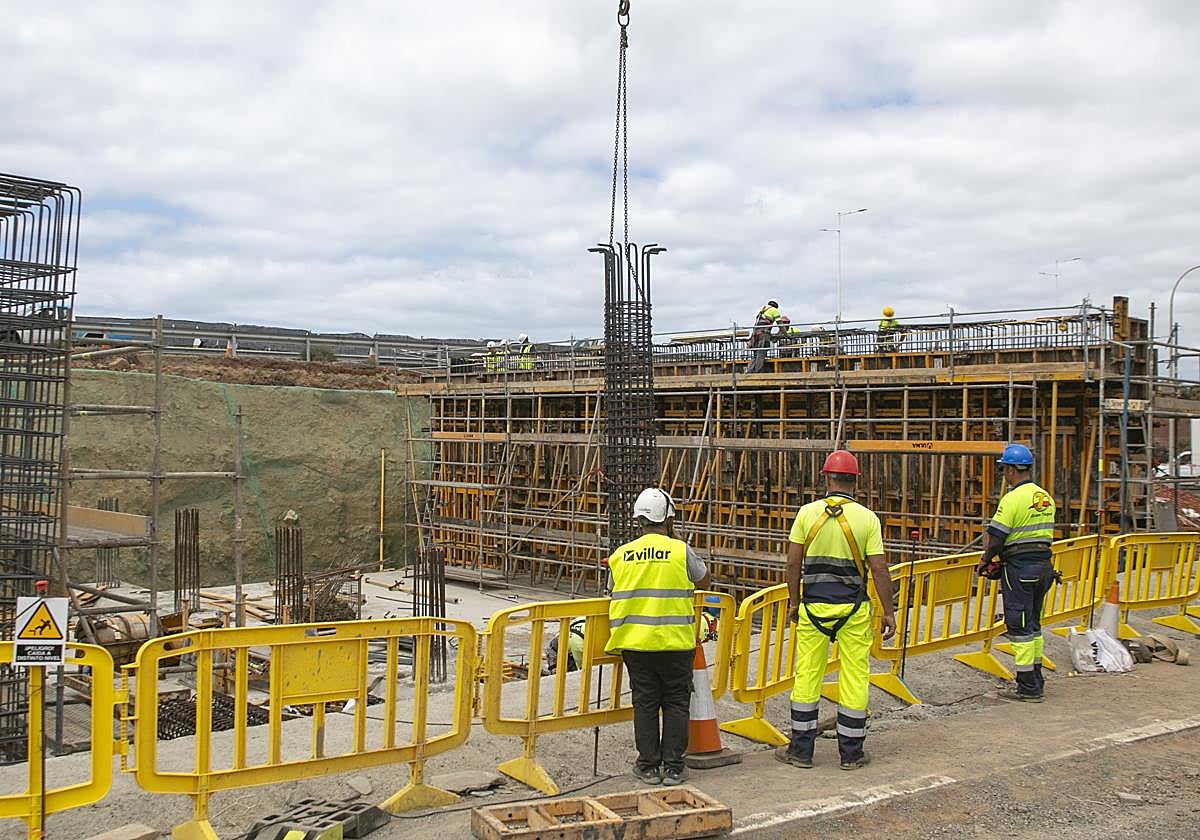 Trabajadores del sector de la construcción en una obra de reciente ejecución.
