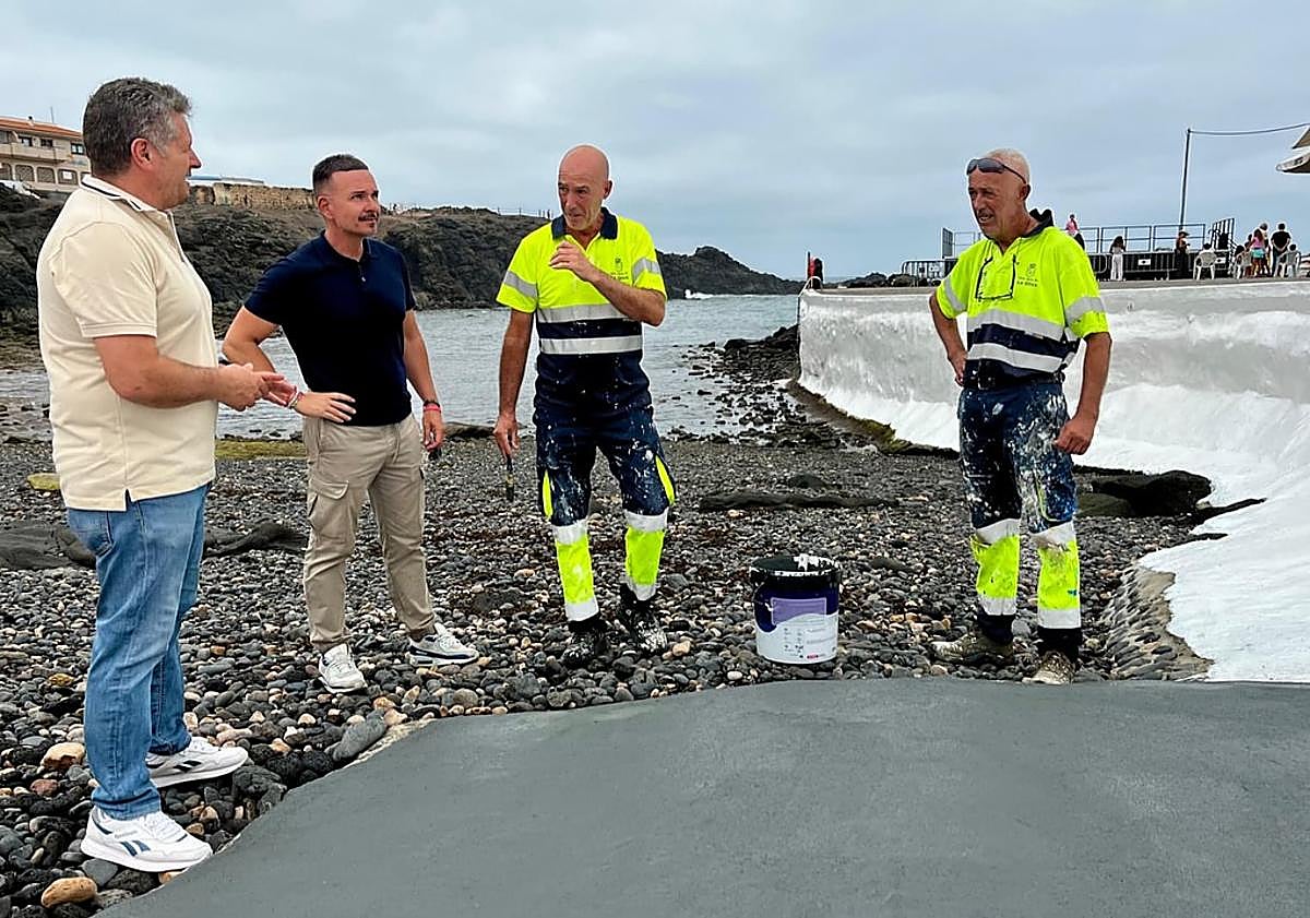 Imagen principal - El Muellito y alrededores ya están preparados para los actos festivos.