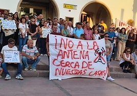 Concentración de las ciudadanas y los ciudadanos de Antigua en Puerto del Rosario.