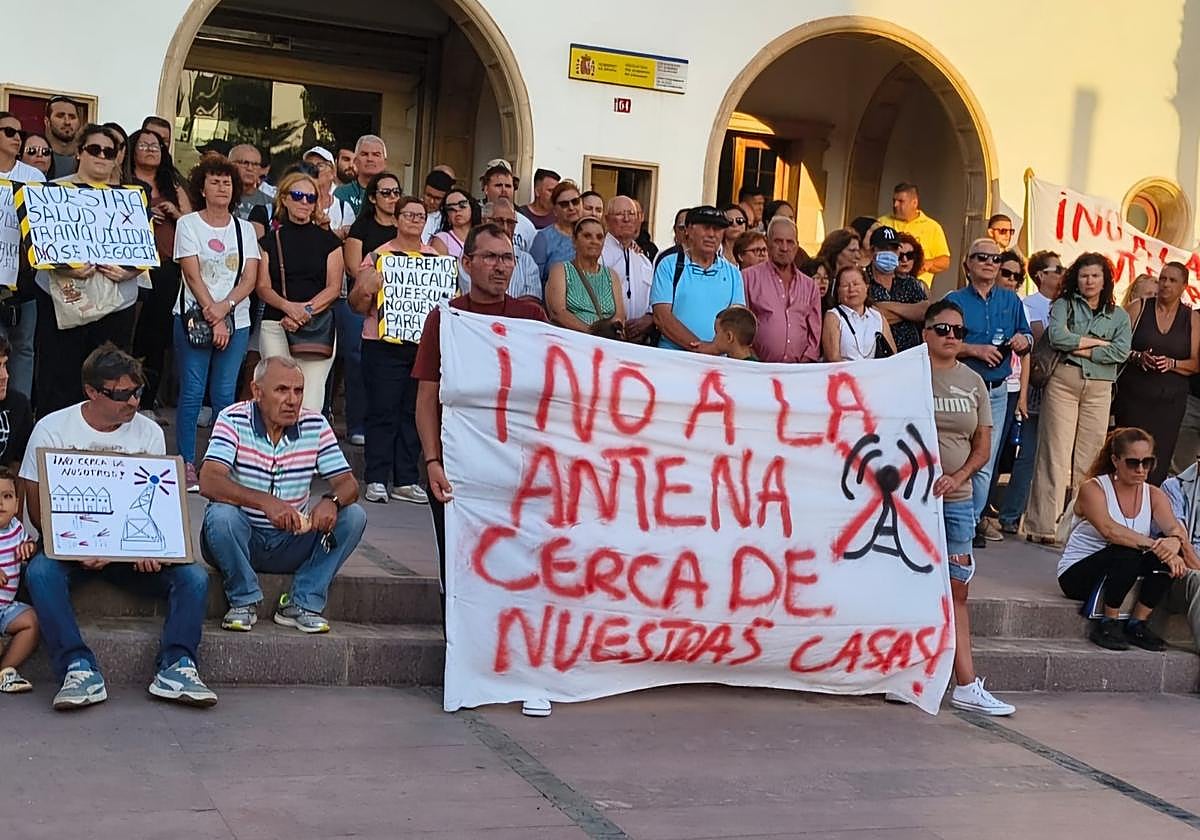 Concentración de las ciudadanas y los ciudadanos de Antigua en Puerto del Rosario.