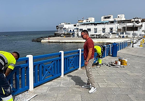 El concejal de Obras y Servicios, Luis Alba, en la obra de mantenimiento del paseo marítimo de El Cotillo.