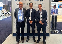 Guillermo Quintana, junto a Vicente Belloch, y José Daniel López, en la WindEurope. A la derecha, el posible sustituto de Quintana, Javier Pérez Solans.