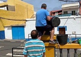 Vecinos de San Felipe realizan labores de limpieza en el barrio ante la inacción por parte del Ayuntamiento de Guía.