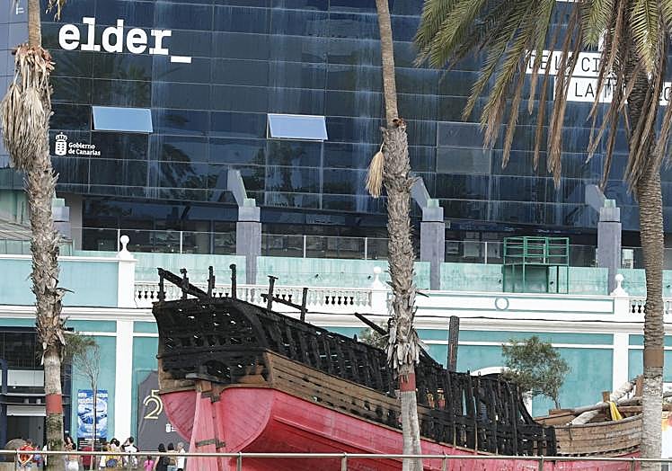 Carabela quemada junto al museo Elder.