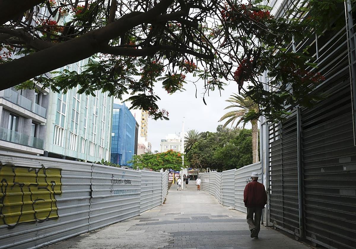 Calle próximo a Santa Catalina rodeada de vallas.