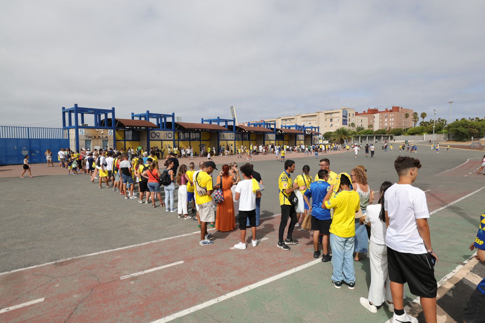 Locura por un autógrafo de Viera o Jesé