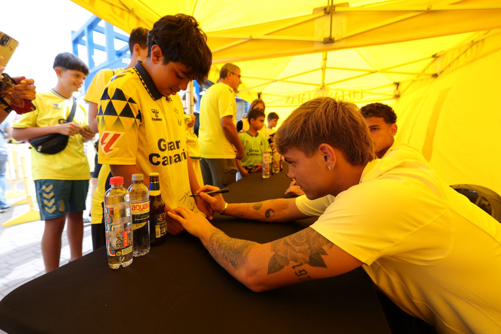 Locura por un autógrafo de Viera o Jesé