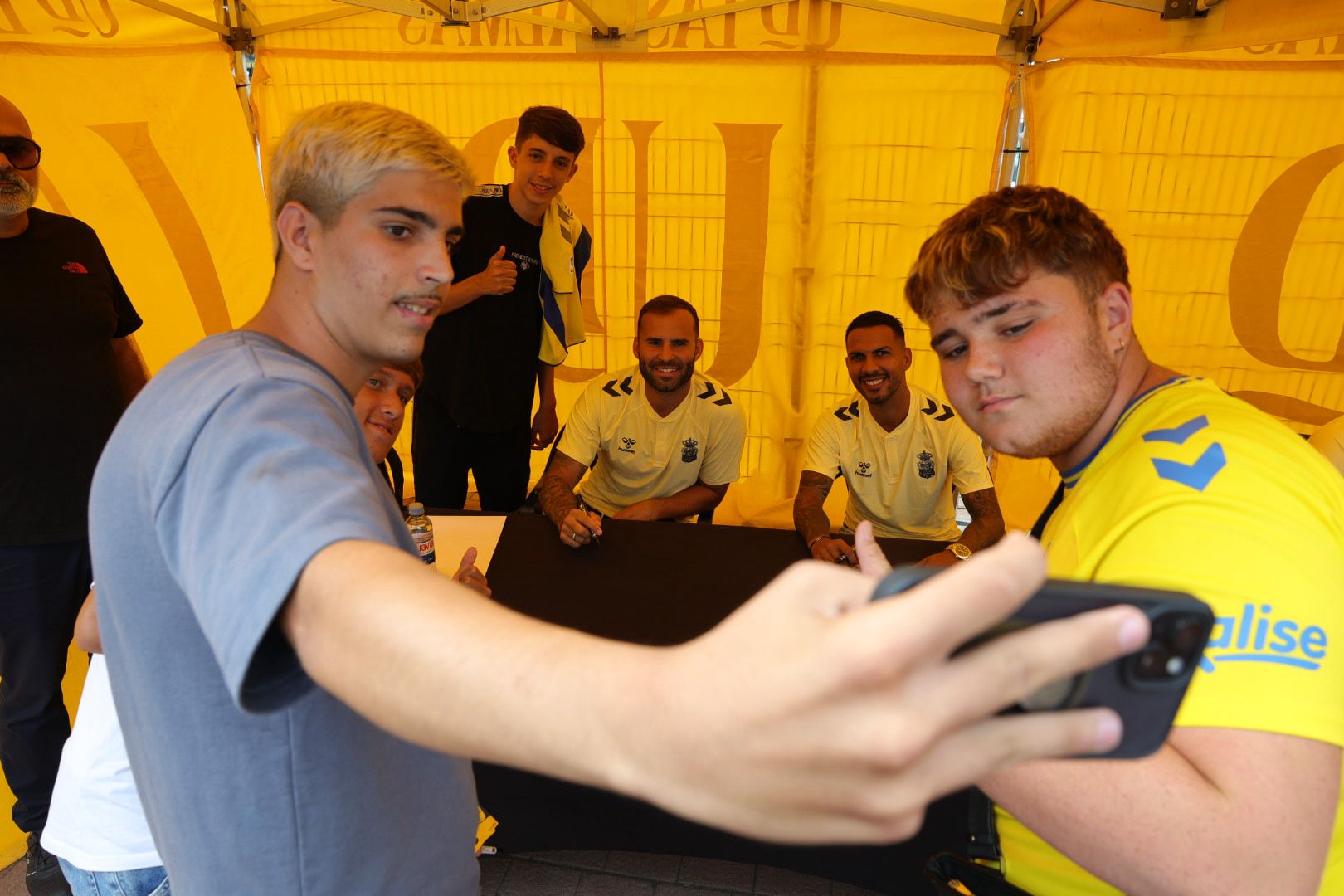 Locura por un autógrafo de Viera o Jesé