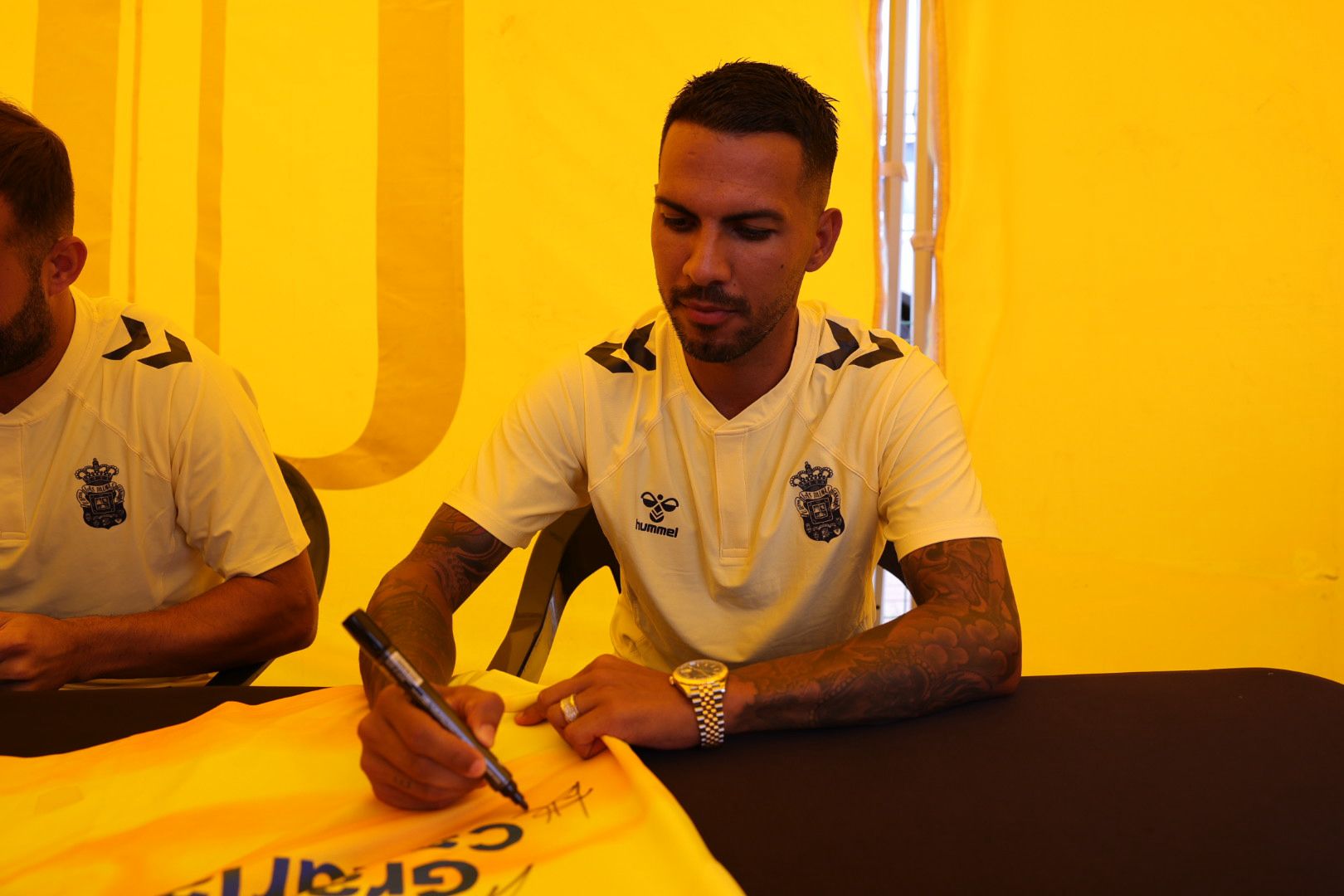 Locura por un autógrafo de Viera o Jesé