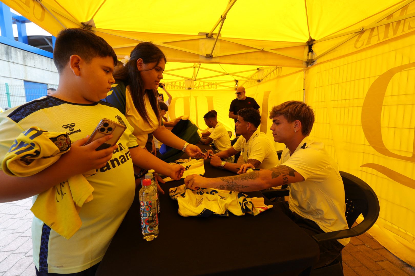 Locura por un autógrafo de Viera o Jesé