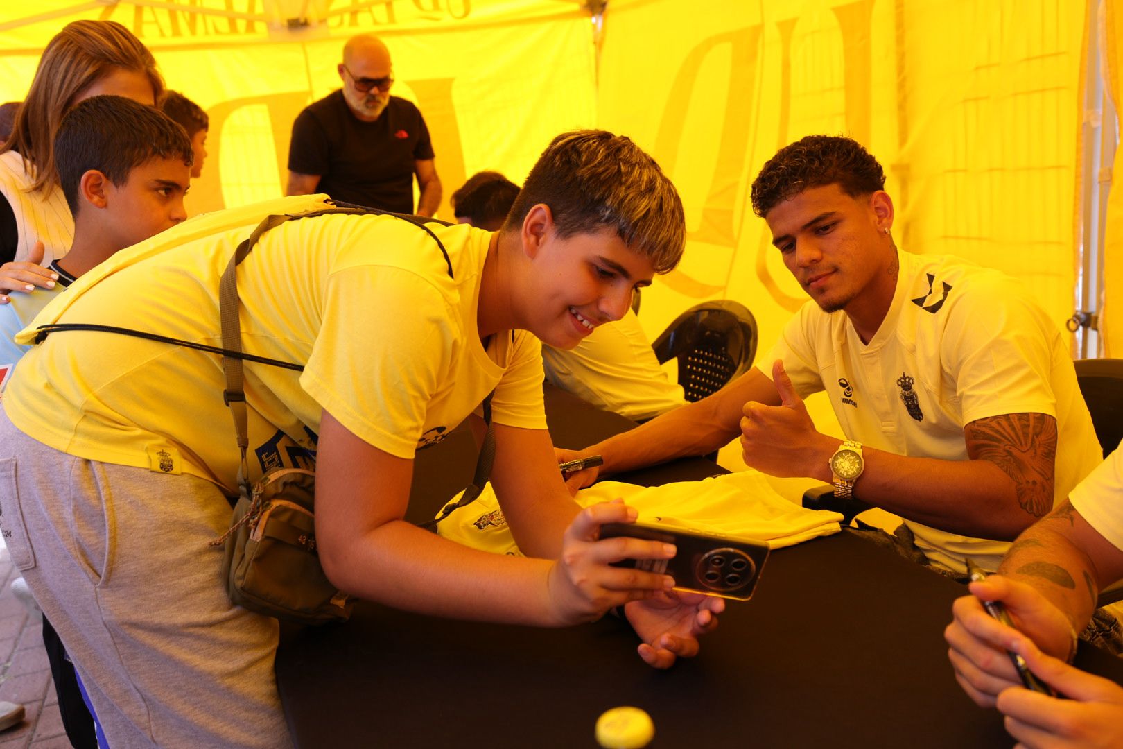 Locura por un autógrafo de Viera o Jesé