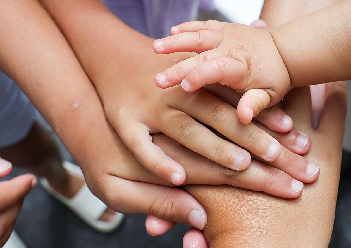 Imagen secundaria 1 - En la imagen superior, Virginia con su hijo pequeño. Abajo, Irene sostiene las manos de sus hijas y a su bebé.