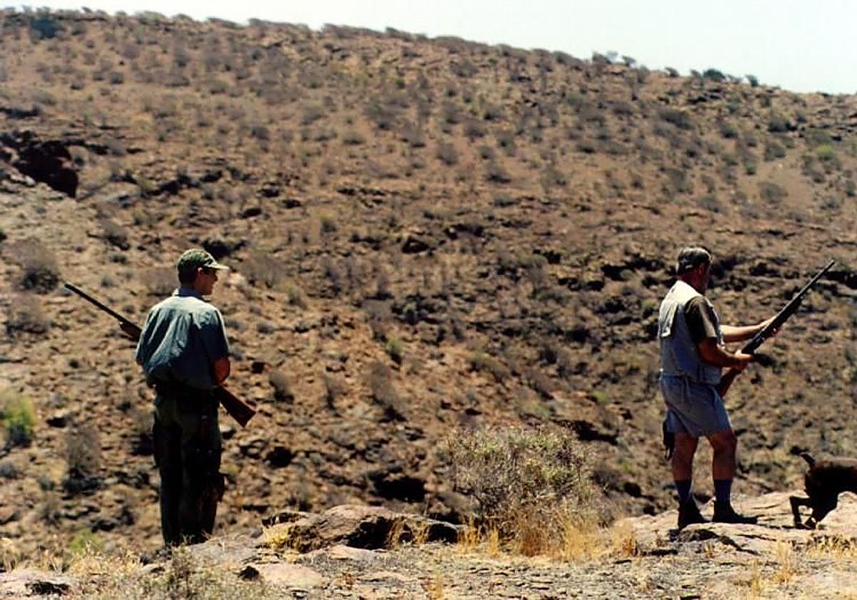 Imagen de archivo de cazadores con escopeta en Veneguera.