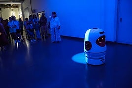 Gara, el robot, respondiendo a las preguntas de los visitantes.