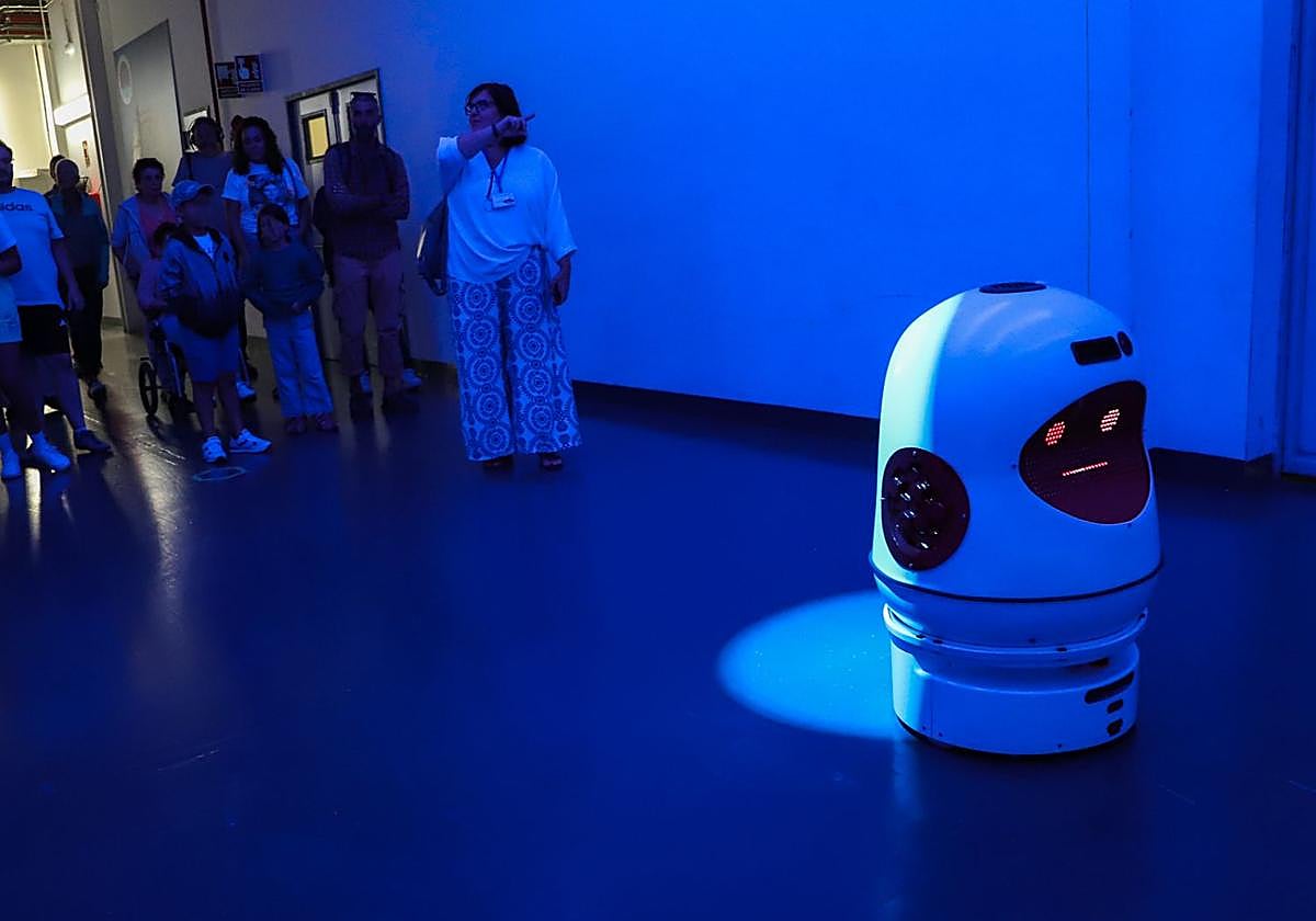 Gara, el robot, respondiendo a las preguntas de los visitantes.