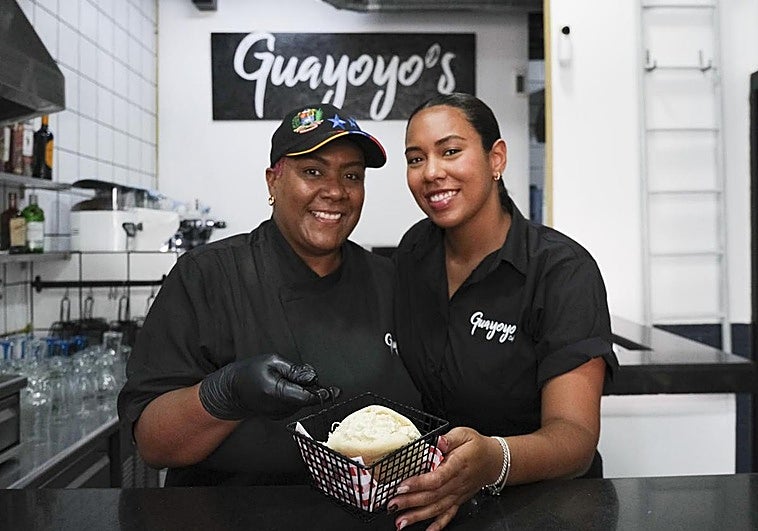 Victoria Díaz y su hija Andrea Marrero, con una arepa.