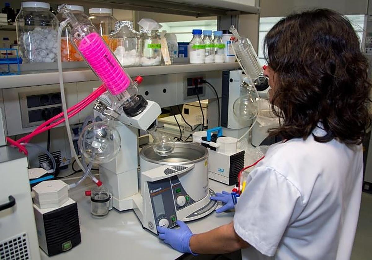 Una investigadora de la ULPGC en un laboratorio.