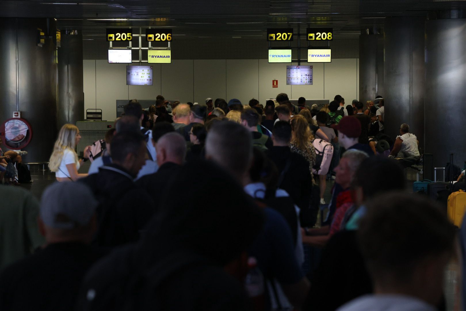 Las colas de facturación en los mostradores de Ryanair en Gran Canaria.