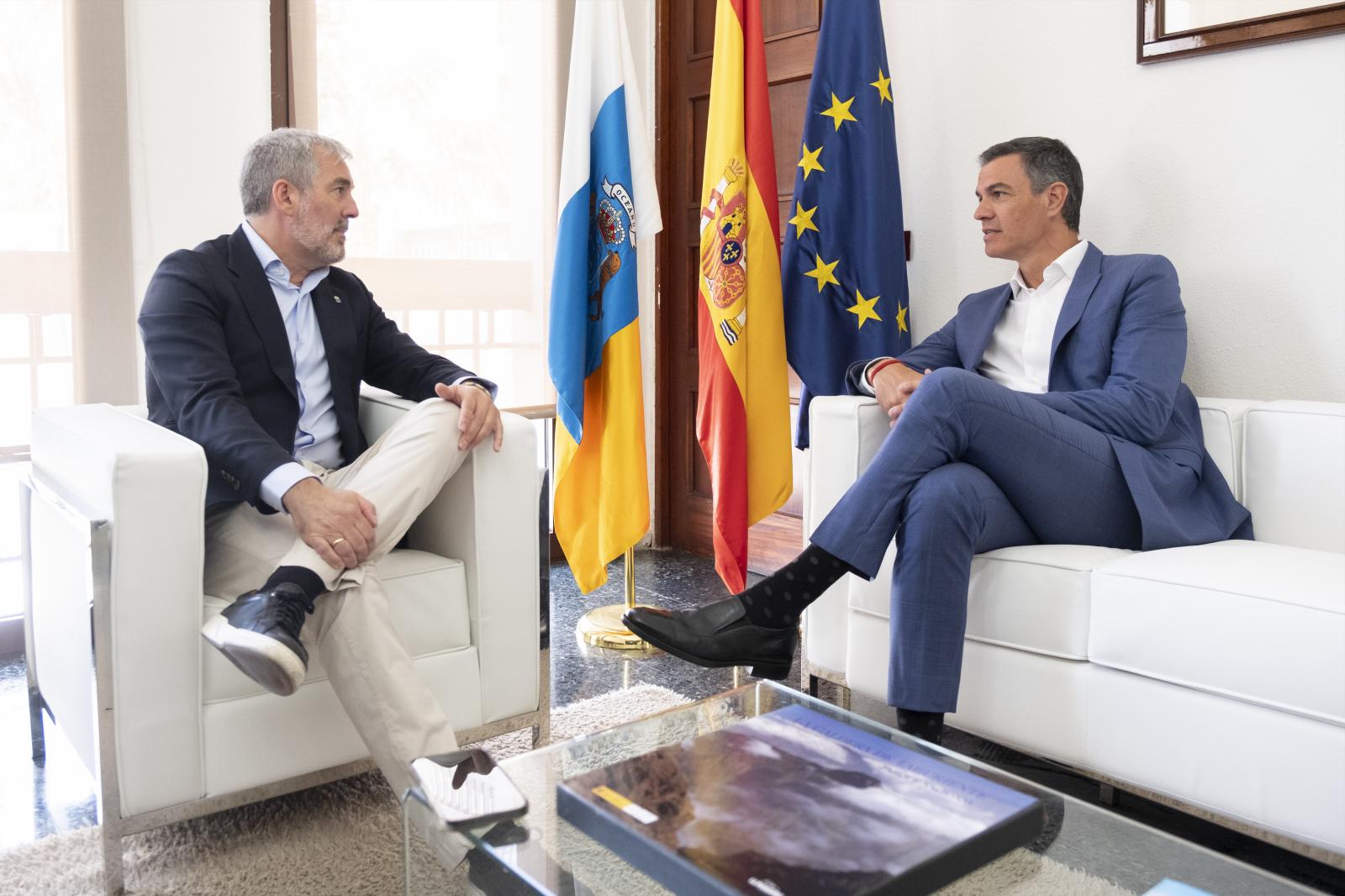 El presidente de Canarias, Fernando Clavijo, y el del Gobierno de España, Pedro Sánchez, en su reunión de hace un año en La Palma.