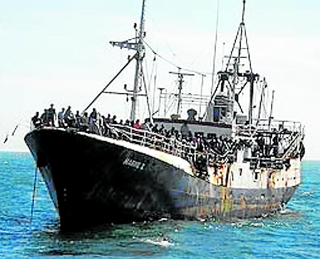 ¿Existe el barco nodriza de los cayucos?