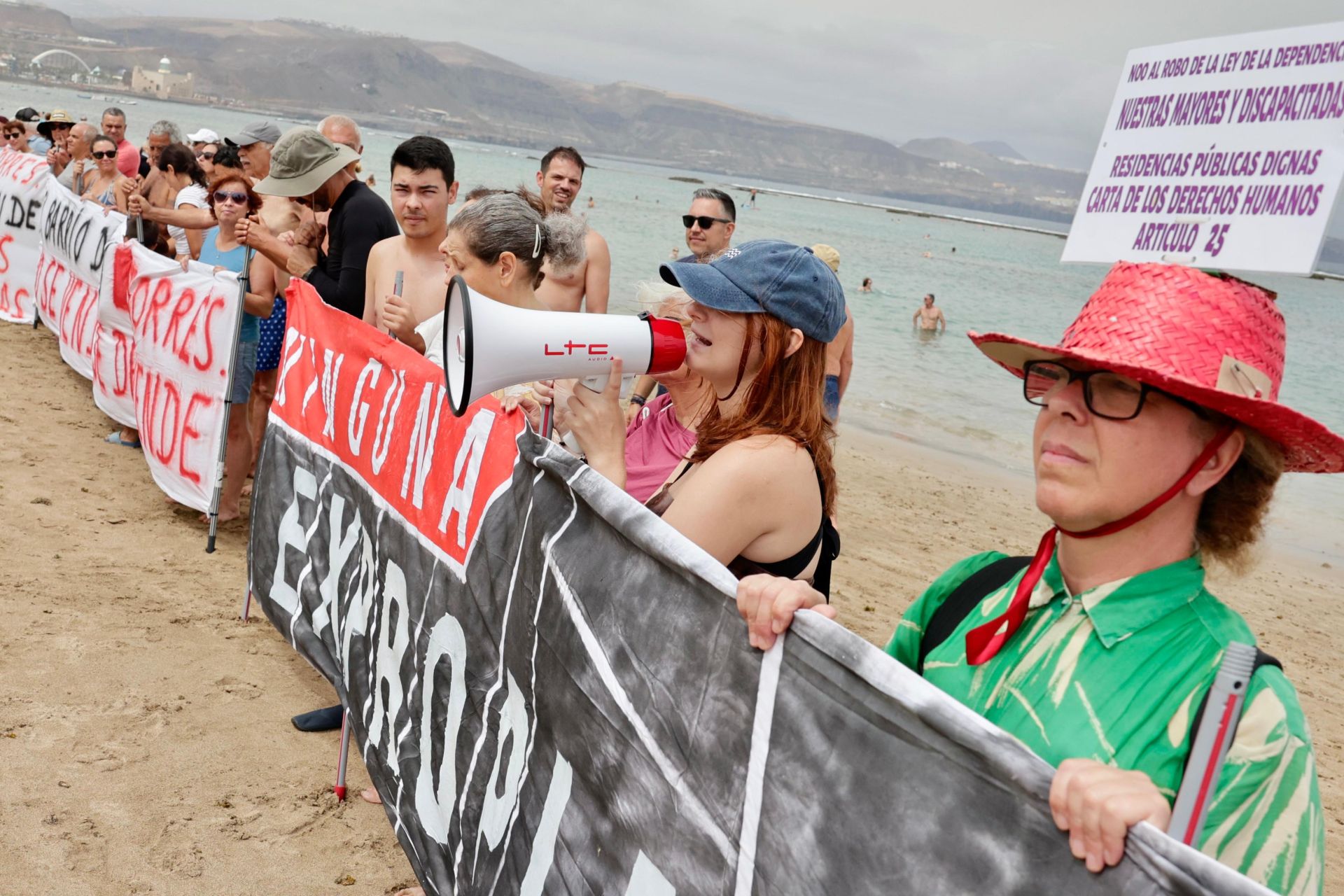 Las Torres hace visible su indignación en Las Canteras