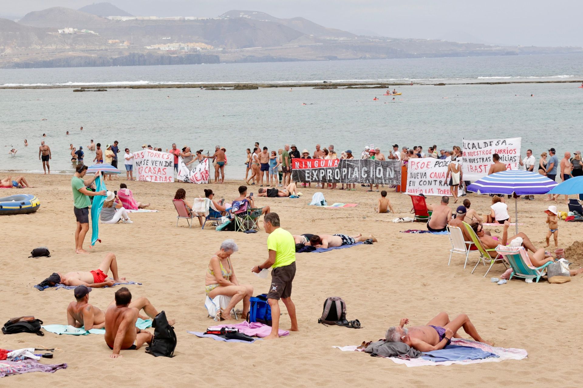 Las Torres hace visible su indignación en Las Canteras