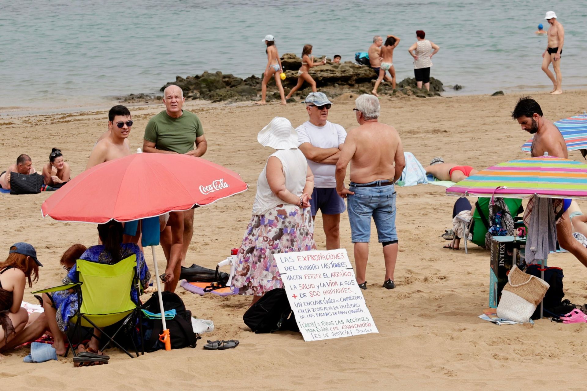 Las Torres hace visible su indignación en Las Canteras