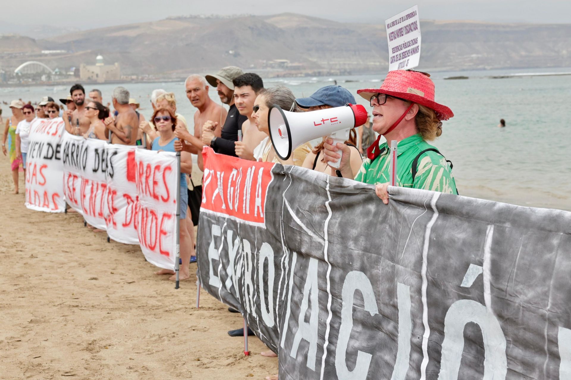 Las Torres hace visible su indignación en Las Canteras