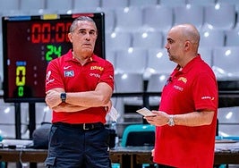 Víctor García -derecha- conversa con el seleccionador Sergio Scariolo en un entrenamiento de España.