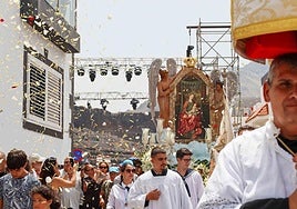 La imagen de la Virgen de Las Nieves, este domingo, entre una lluvia de pétalos.