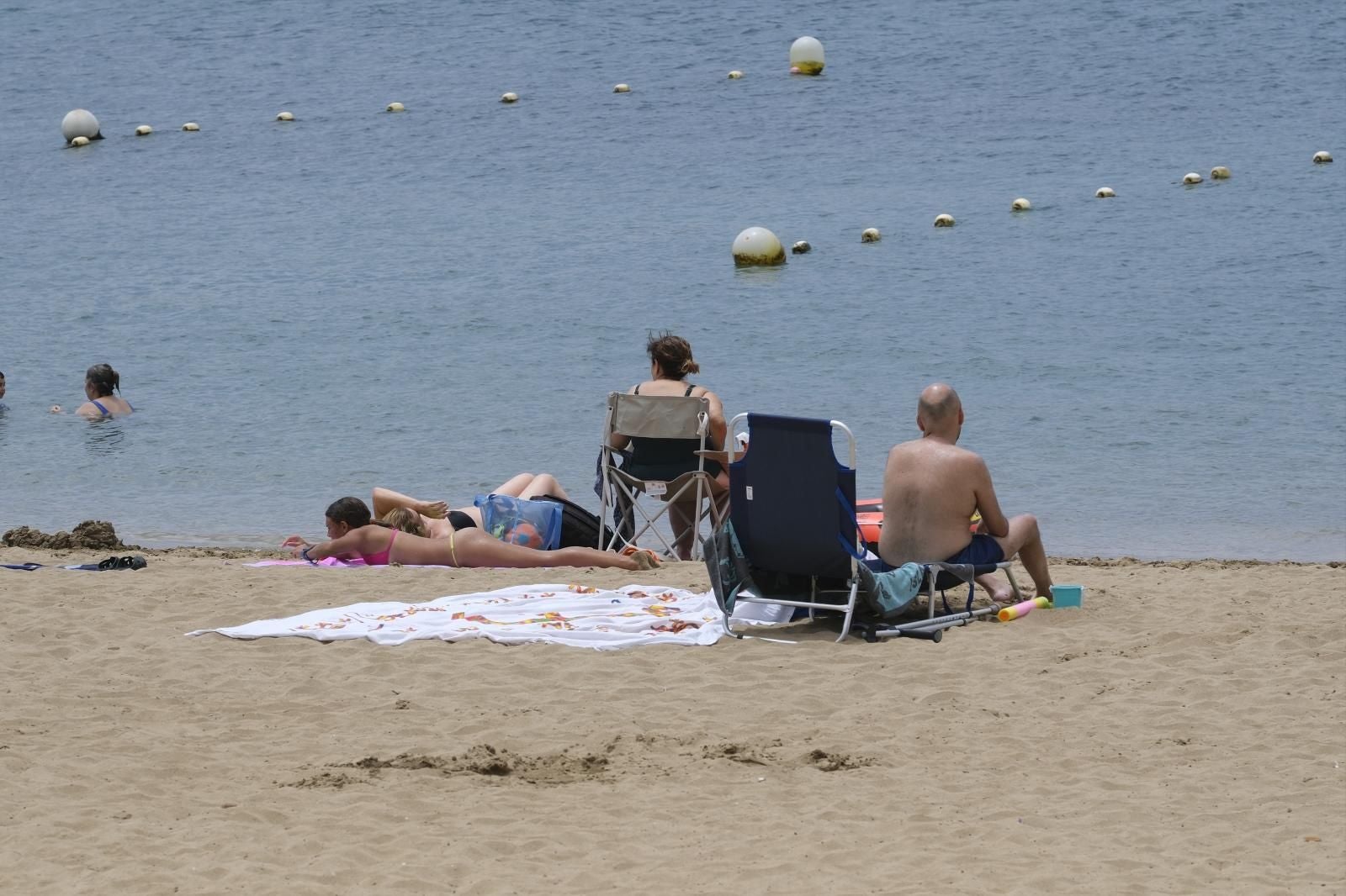 Gente tomando el sol en la playa de Las Canteras.
