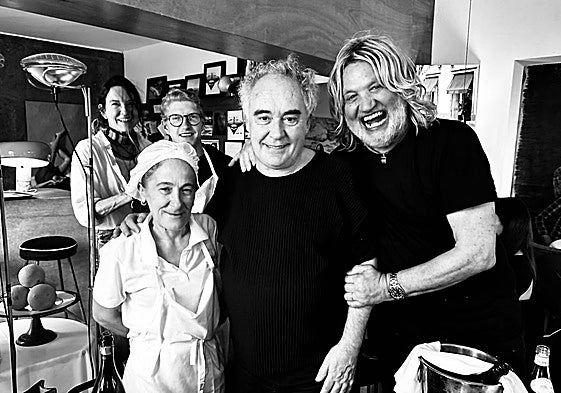 Ferrán Adriá en el centro de la imagen, Atilio a la derecha