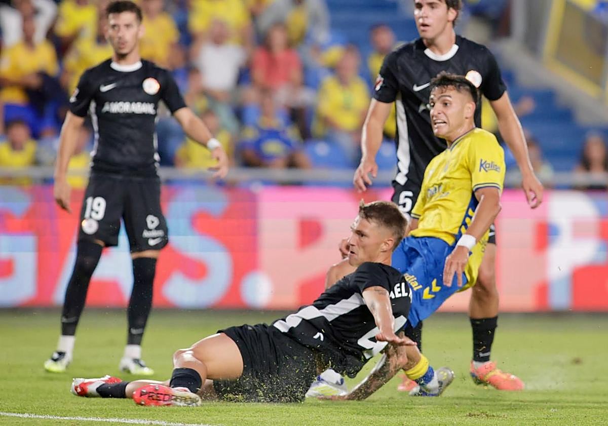 Imagen principal - Secuencia del gol y celebración de Ale García en el 1-0.