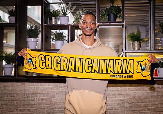 El jugador norteamericano Isaiah Wong posó ayer con la bufanda del Dreamland Gran Canaria.
