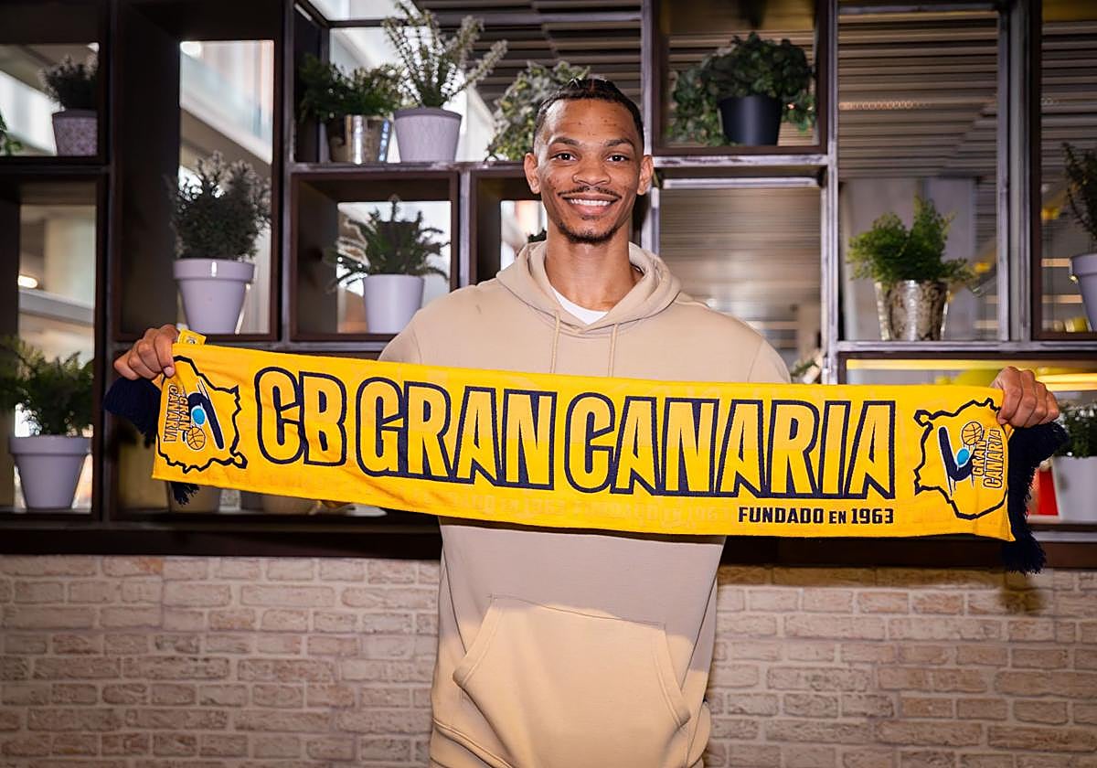 El jugador norteamericano Isaiah Wong posó ayer con la bufanda del Dreamland Gran Canaria.