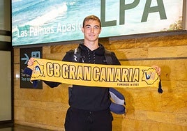 Ziga Samar posa con la bufanda del Granca a su llegada a la isla anoche.