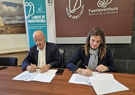 Nuria Cabrera, consejera de Fomento del Empleo, y Antonio Hormiga, presidente de Asofuer, suscriben el convenio.