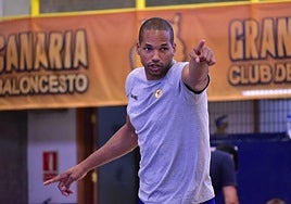 Eulis Báez da indicaciones en un entrenamiento del filial del Granca.