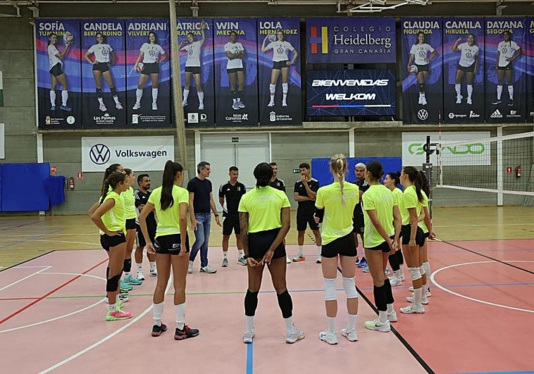 Mimi Peláez, director deportivo del club, y el técnico Santi Guerra dirigieron unas palabras a las jugadoras antes de empezar.