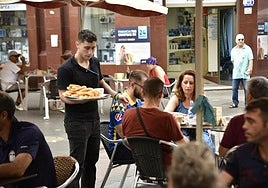 Un hostelero trabajando en una terraza de un bar de Las Palmas de Gran Canaria.