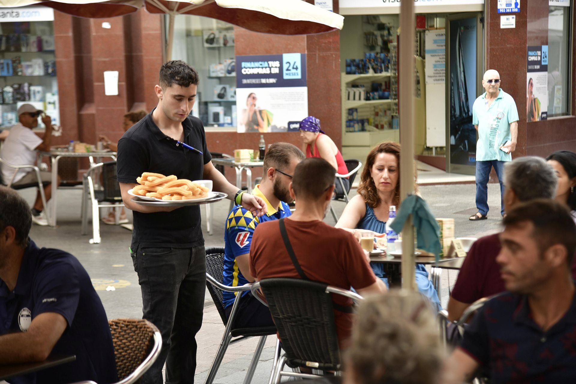 Un hostelero trabajando en una terraza de un bar de Las Palmas de Gran Canaria.