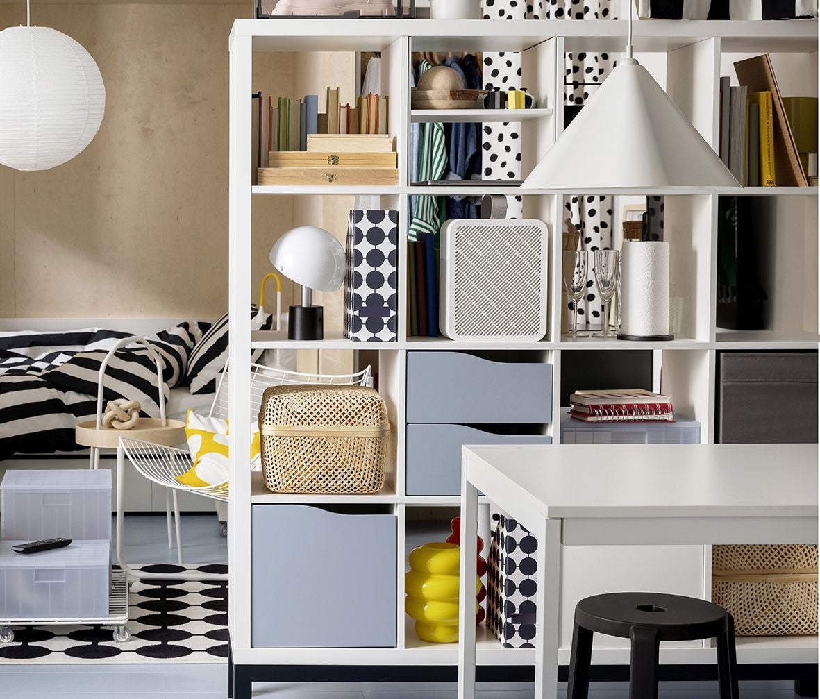 Estantería KALLAX: lo mismo te guarda libros que divide espacios.