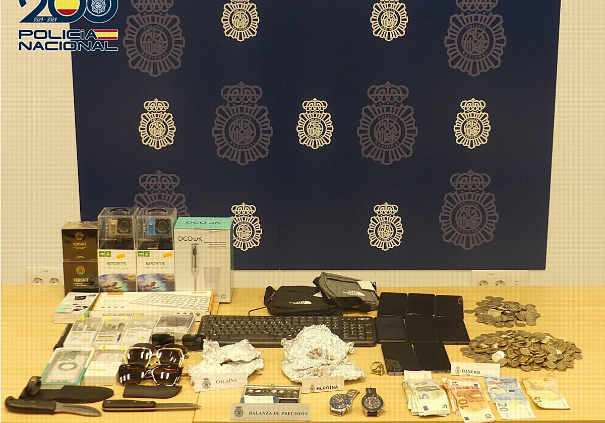 Objetos incautados al detenido.