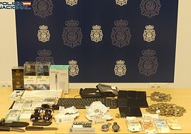 Objetos incautados al detenido.